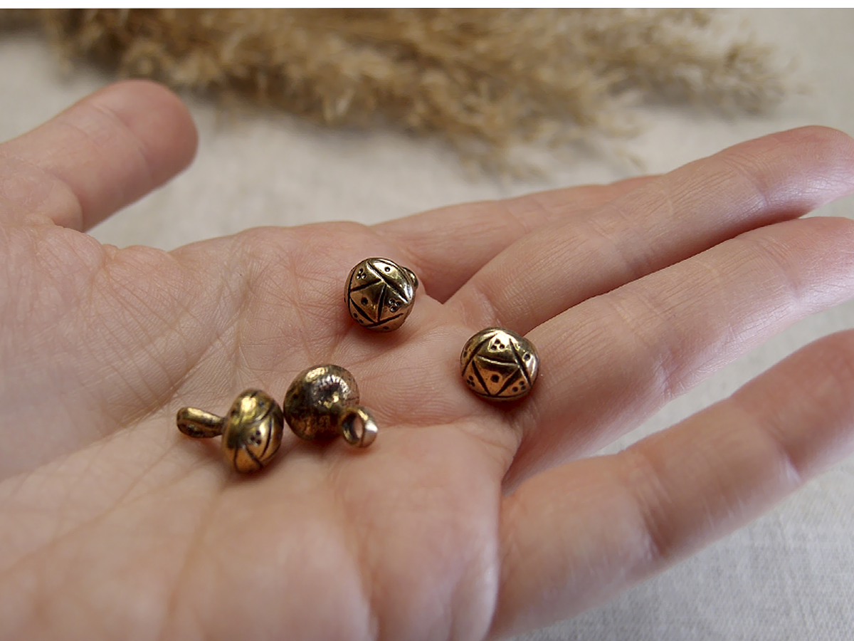 A set of kaftan buttons. 4 things.